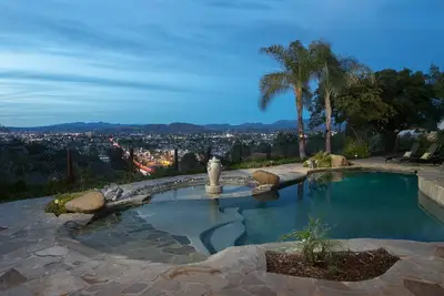 Image de Domaine privé avec vues incroyables de jour et de nuit et piscine d'eau salée