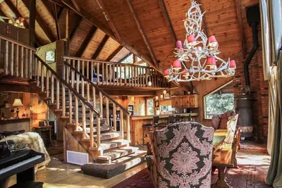 Image de Parfait \"Lily Rock Lodge 'Avec une vue imprenable sur un spa et une table de billard