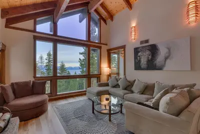 Image de KingsWay - 3700 pieds carrés avec vue sur le lac w / Hot Tub & Pool Table! Complètement Rénové
