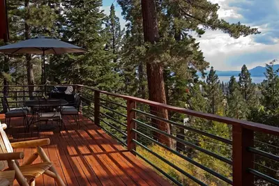 Image de Pioneer - 4br Lake View, marcher jusqu'à la ville w / a Hot Tub - pour 12 personnes - à partir de 350 $ / nt