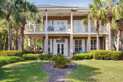 Image de Destiny West Beach House - 1 bloc de la plage, à côté de la piscine, des courts de tennis.