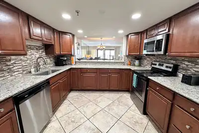 Image de Gulf Front Spacieux 2br / 2ba ~ Parking réservé / couvert ~ Configuration de la plage incluse!