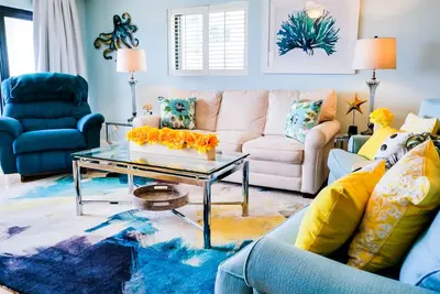 Image de 2br / 2ba Gulf Front rénové condo avec parking couvert ~ Setup Plage Inclus!