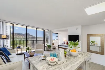 Image de Diamond Head Views! Récemment rénové! A / C, parking et WiFi inclus!