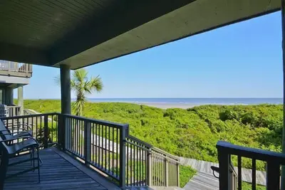 Image de Incroyable villa entièrement rénovée Oceanfront dans le populaire Mariners Watch!