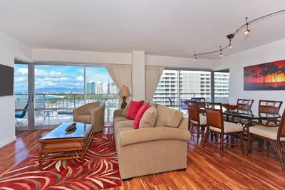 Image de Belle Remodeled Condo avec Ocean, Marina, & Sunset Views! Grand Lanai!