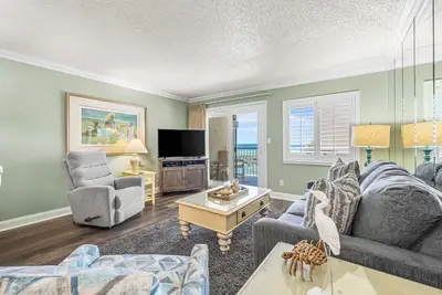 Image de Coastal Cool Beachfront Condo avec une vue imprenable sur l'océan! (303)