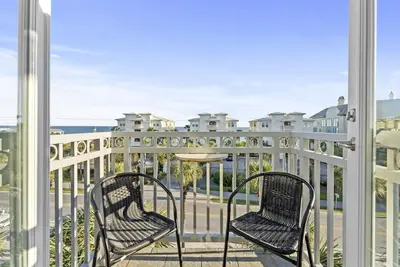 Image de Studio branché chic avec service de plage saisonnier gratuit, vue magnifique sur le golfe, piscine