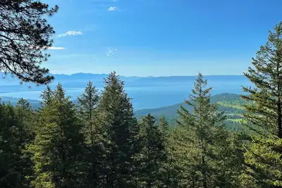 Image de Authentique chalet de montagne fabriqué à la main avec une vue imprenable sur le lac!
