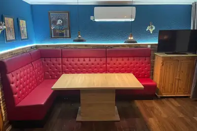 Image de Maison de vacances avec 12 lits dans un endroit calme en forêt