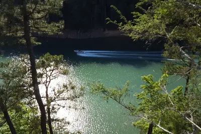 Image de Cabine côté lac avec quai pour bateau, voiturette de golf - Rafting, Vtt, Randonnée, Tyrolienne,