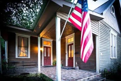 Image de Votre chalet privé du centre-ville datant de 1885 avec porche arrière, cour et vin gratuit