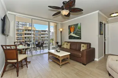 Image de Frais Contemporary / Hawaiian Decor avec A / C, laveuse / sécheuse, WiFi, et parking!