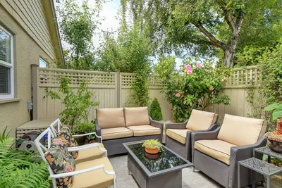 La tranquillité attend dans votre jardin Oasis Maison avec de vastes jardins