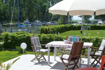Image de Capitaine résidence dans une position privilégiée dans l'eau, le beau port Stagnieß, Terrasse