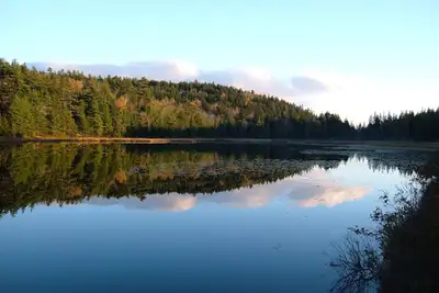 Image de Lake Front Cottage Face au parc national d'Acadia sur le «côté calme» du mont. désert