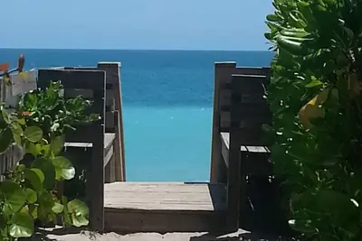 Image de Cottage de plage unique, à 100 pas de l'eau. Espace ouvert, élégant et confortable