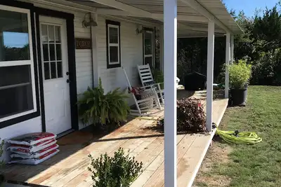 Image de Adorable! Cottage pour deux - 5 miles au nord de Weatherford, juste à côté de l'autoroute 51