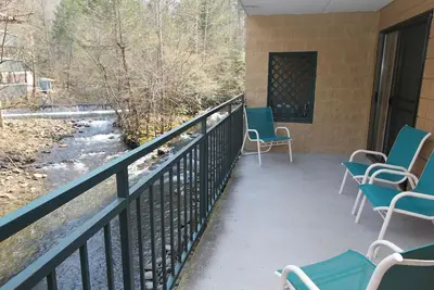 Image de Spacieux condo de deux chambres peut accueillir 6 personnes