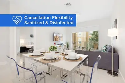 Image de Condo rénové dans la station, à 5 min de Disney. WiFi, toboggans, piscine, arcade!