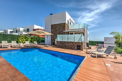 Image de Villa Acaimo - Villa moderne de luxe avec 4 chambres et piscine privée chauffée