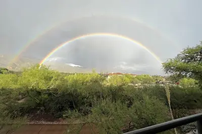 Enchanteur vue sur la montagne avec une ambiance lumineuse et fraîche!
