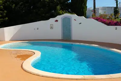 Image de Villa individuelle de 3 chambres en suite avec piscine privée, vue sur l'océan et plage à proximité