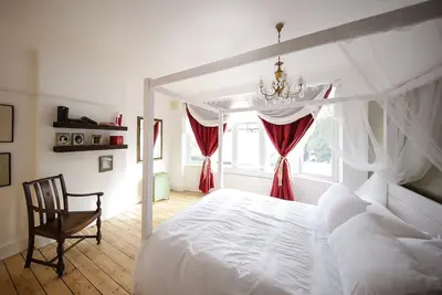 Image de Nouveau: maison familiale de 4 chambres - à voir absolument! Petit DÉJEUNER Gratuit Et Parking Gratuit