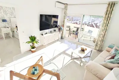 Beau, lumineux, frontbeach, vue mer, terrasse, 5 piscines, wifi, A. C