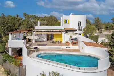 Image de Maison confortable avec piscine privée à seulement 300m de San Jose