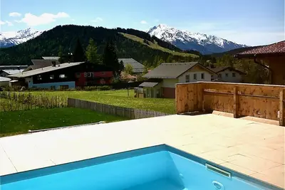 Image de Maison de luxe avec piscine, lieu de spectacle, bain et sauna