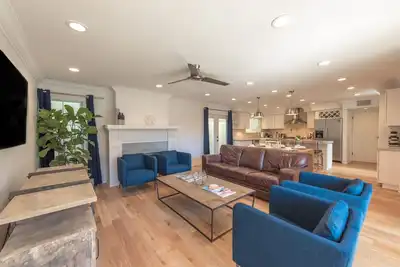 Image de Maison de ville rénovée de quatre chambres au bord du sable avec climatisation!