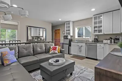 Image de Privé 2 Chambre sur Gated Estate lit queen size et un lit en taille réelle