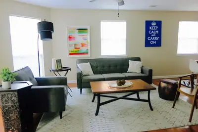 Image de Vivez comme un local dans une maison privée de 3 chambres à coucher. Accès facile à Dt Atl en voiture ou en train