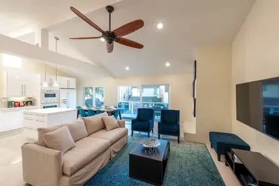 Image de Condo quatre chambres à une rue du sable avec Ac!