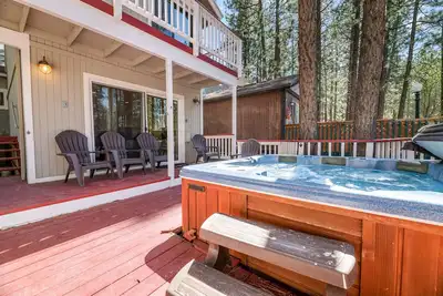 Image de Adorable! Hot Tub PRIVÉ. Près du lac