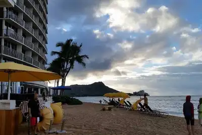 Image de 5 minutes de la plage de Waikiki, vue sur l'océan, parking gratuit, wifi et télévision par câble