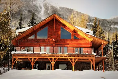 Image de Immense maison nouvellement construite avec 2 chambres de maître. Parfait pour les grands groupes jusqu'à 18