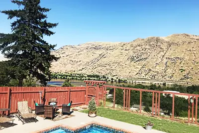 Image de Vues imprenables, piscine privée et bain à remous! Paradis à Chelan. 8 couchages