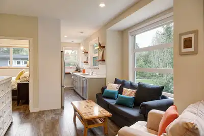 Image de Maison d'hôtes moderne sur Galloping Goose près de Sooke Potholes