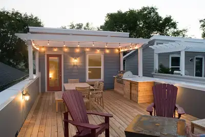 Image de Nouvelle maison 5 étoiles avec toit, à 2 milles du centre-ville!