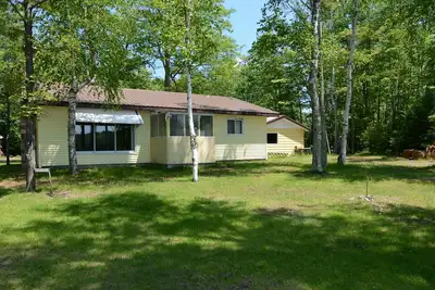 Image de Location de cabine rustique et confortable de 2 chambres à coucher avec front difficile au niveau du lac