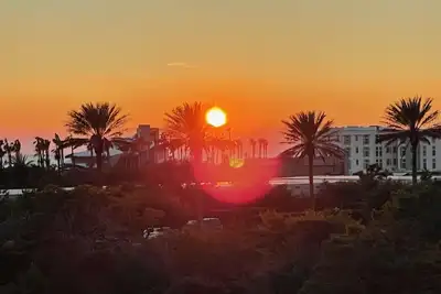 Image de Grande terrasse supérieure avec vue sur l'océan! Promenade rapide à la plage!