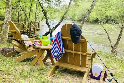 Image de Directement sur la rivière - à quelques minutes de Helen Kayak, Fish & Tube - entouré de vignobles