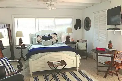 Image de Cottage est tout nouveau et charmant, à quelques pas de la plage.