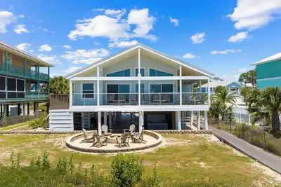 Image de Voiturette de golf autorisée sur la plage disponible moyennant un supplément, maison récemment rénovée