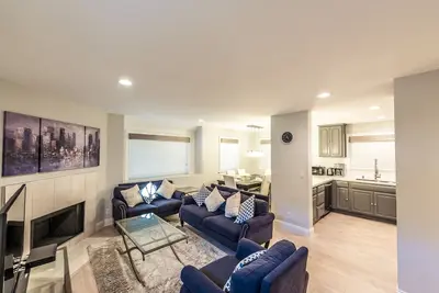 Image de Condo de trois chambres et trois salles de bain près de la plage