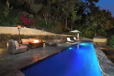 Image de Superbe maison de style villa Beverly Hills avec piscine, ascenseur et son surround