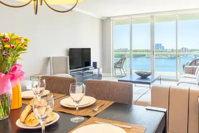 Image de Condo spacieux et confortable avec une vue imprenable sur les côtes