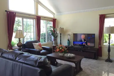 Image de Nouvelle maison rénovée, piscine privée confortable de 1000 pieds carrés, familles Accom 3